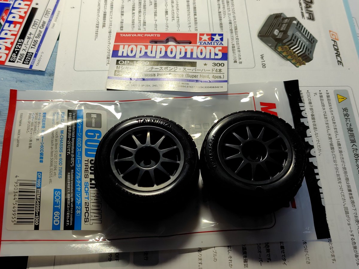 hiro675690's tweet photo. 試しに買ったシャバシャバ接着剤が難しい😓
ハミ出まくりだよ😮‍💨
しかし久し振りにMのタイヤ貼ったわ😬🌀
最近はカクタスとスプリンターばっかり貼ってたよ😅 https://t.co/UJr1CbhENM