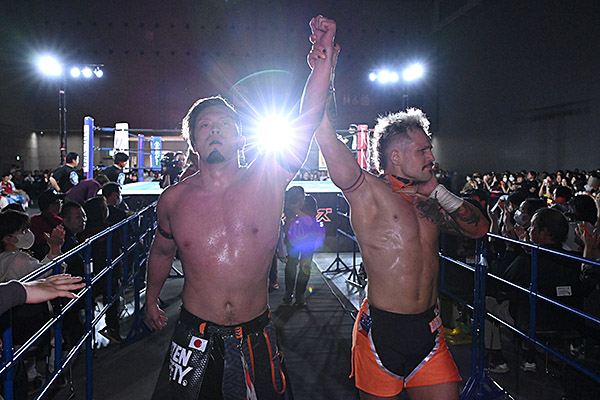 njpw1972's tweet photo. ★セミファイナル
 
 「BEST OF THE SUPER Jr.33準決勝戦」
 イーグルス vs 藤田
 
 “胸熱”のパートナー対決は藤田がThrill Rideで激勝！
 優勝決定戦へ進出！
 
 ※6.5高崎大会
 新日本プロレスのスマホサイトで詳報中！
 
 https://t.co/Sgoe8DpGfR
 
#BOSJ33 https://t.co/FRHXIqcZ39