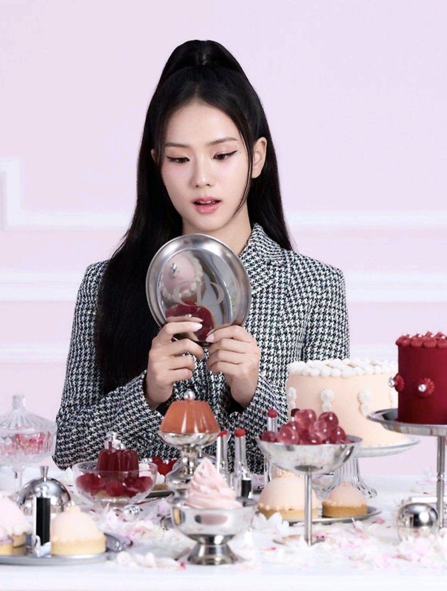 jung_5876's tweet photo. JISOO's Glass Lipstick Behine the story 💄✨️ (두 번째 사진은 다른데서 찾은거야)
https://t.co/drft5r1Ygo

#지수 #JISOO #DiorBeauty #DiorAddict https://t.co/5G9B1jhLfK