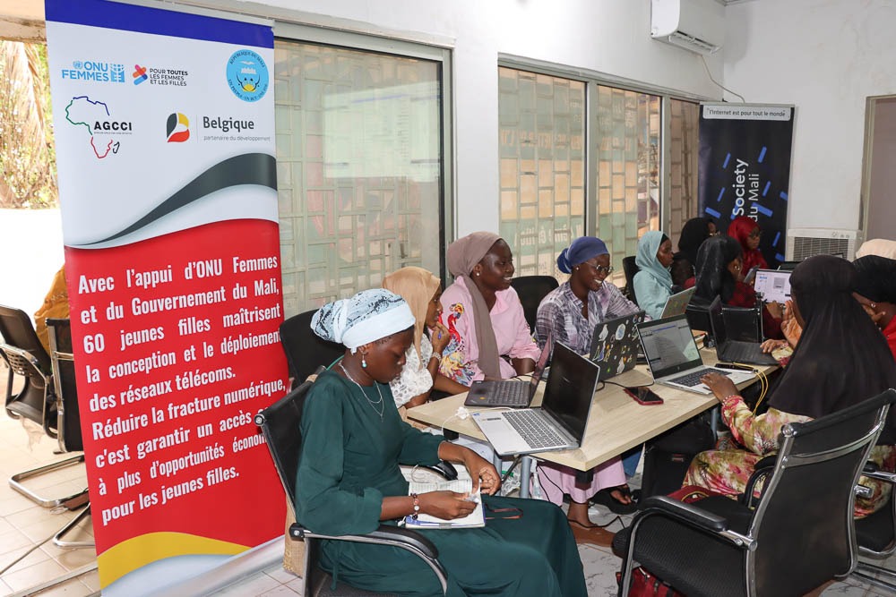 isocml's tweet photo. #DDCN4 – 4e jour
TP de simulation sur les #VLAN avec le logiciel #CiscoPacketTracer.
Grâce à ces exercices, les filles apprennent à créer et sécuriser des infrastructures réseau.
@onufemmesmali @technopolemali 
@internetsociety @ISOC_Foundation
@belgique @VictorNdonnang
@isocml https://t.co/FCOyyLrrpz