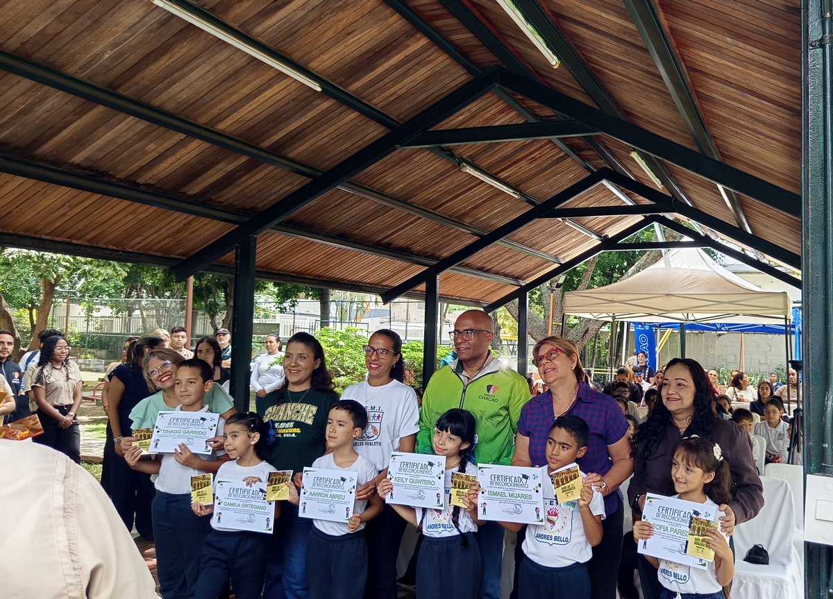 AmbienteChacao's tweet photo. Felices por la graduación de la 1ra. Promoción de Brigadistas Ambientales de los colegios municipales de Chacao; promotores del compromiso ambiental para una sociedad más sana, en un mundo sostenible y sustentable ♻️🌿
@duquegustavoS https://t.co/fCAQiIWVQY