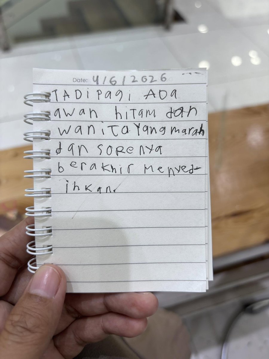txtharihariWNI's tweet photo. Diary anak kelas 2 SD

👩 : Ini artinya apa?
👦 : Tadi pagi ada awan hitam = Tidak lulus ujian Qiroati.
Wanita yg marah = Guru Qiroatinya 😅.
Sorenya berakhir menyedihkan = Ekskul Coding selesai (dia sedih 🥲).

Apakah dia murid Kahlil Gibran? 
kenapa begini tulisannya 😳
gimana guys menurut kalian?

sc:hreadsresta_firasati
