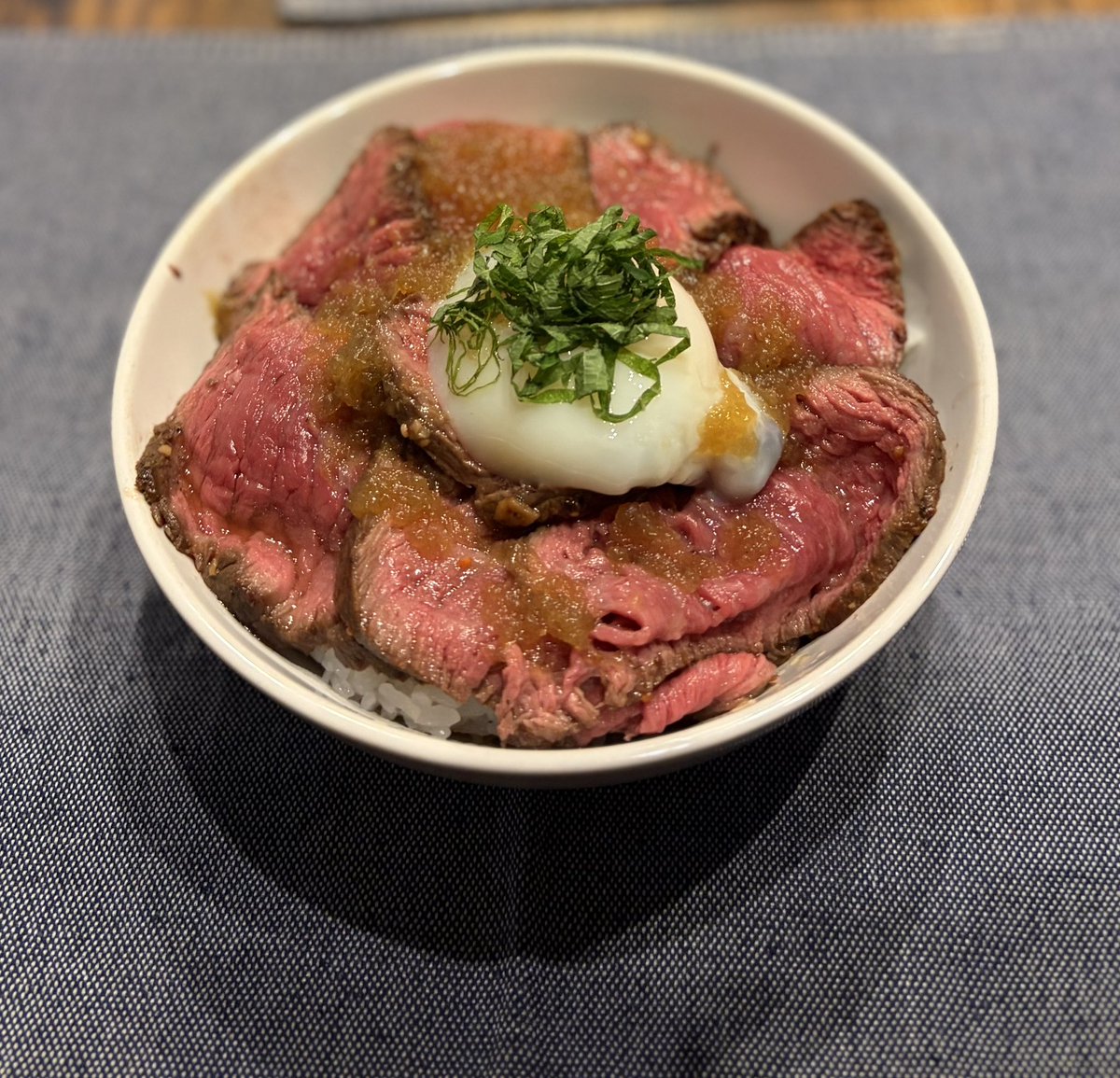 mic5han's tweet photo. まぁ2.3回目ならこの程度よね。
ローストビーフ丼です🍚

#ミック飯 #料理好きさんと繋がりたい#料理記録 #朝食 #昼食 #夕食 #料理  #料理好き  #料理写真 #飯テロ  #おうちごはん https://t.co/dU1xhX48iv