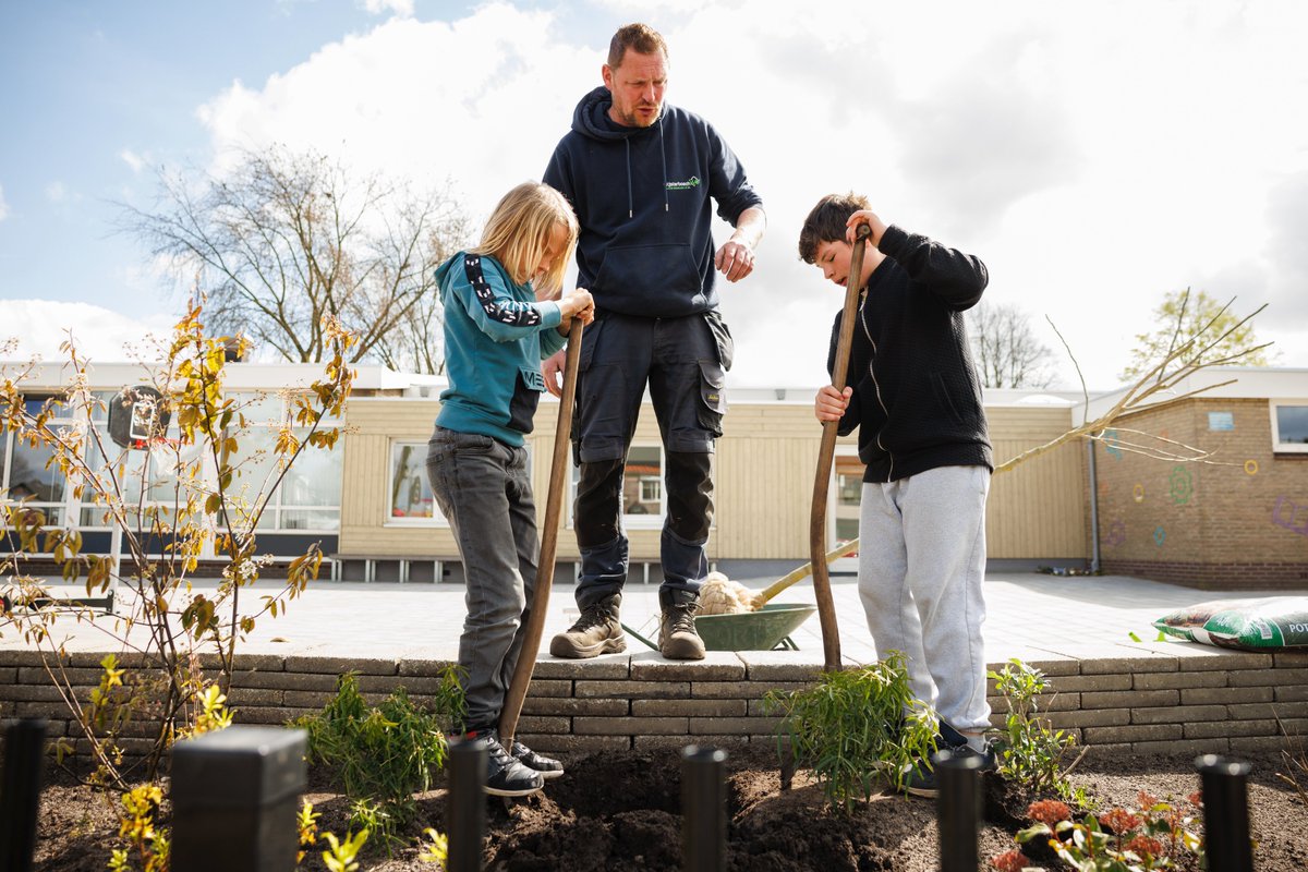 OldebroekNet's tweet photo. Nieuws (05-06): Groeien, bewegen en samen bouwen: feestelijke mijlpaal op De Wereldweide https://t.co/P30aNzQvfq https://t.co/GYq2KAf08v