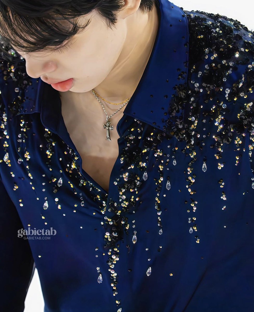 junhwanloops's tweet photo. Who cares about gloves when your costumes are this beautiful up close https://t.co/x3UYzuGVQz