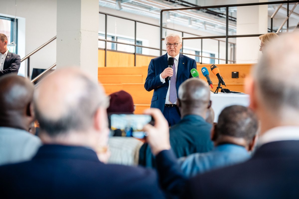 BelBotschaft's tweet photo. Ein eindrucksvoller Tag im Saarland - gemeinsam mit Bundespräsident Steinmeier und im Austausch mit Kolleginnen und Kollegen.
Er zeigt, wie eng Industrie, Forschung und europäische Zusammenarbeit miteinander verbunden sind.
Offenheit verbindet und macht uns stärker 🇧🇪🇩🇪🇪🇺 https://t.co/8nLgB0daXB