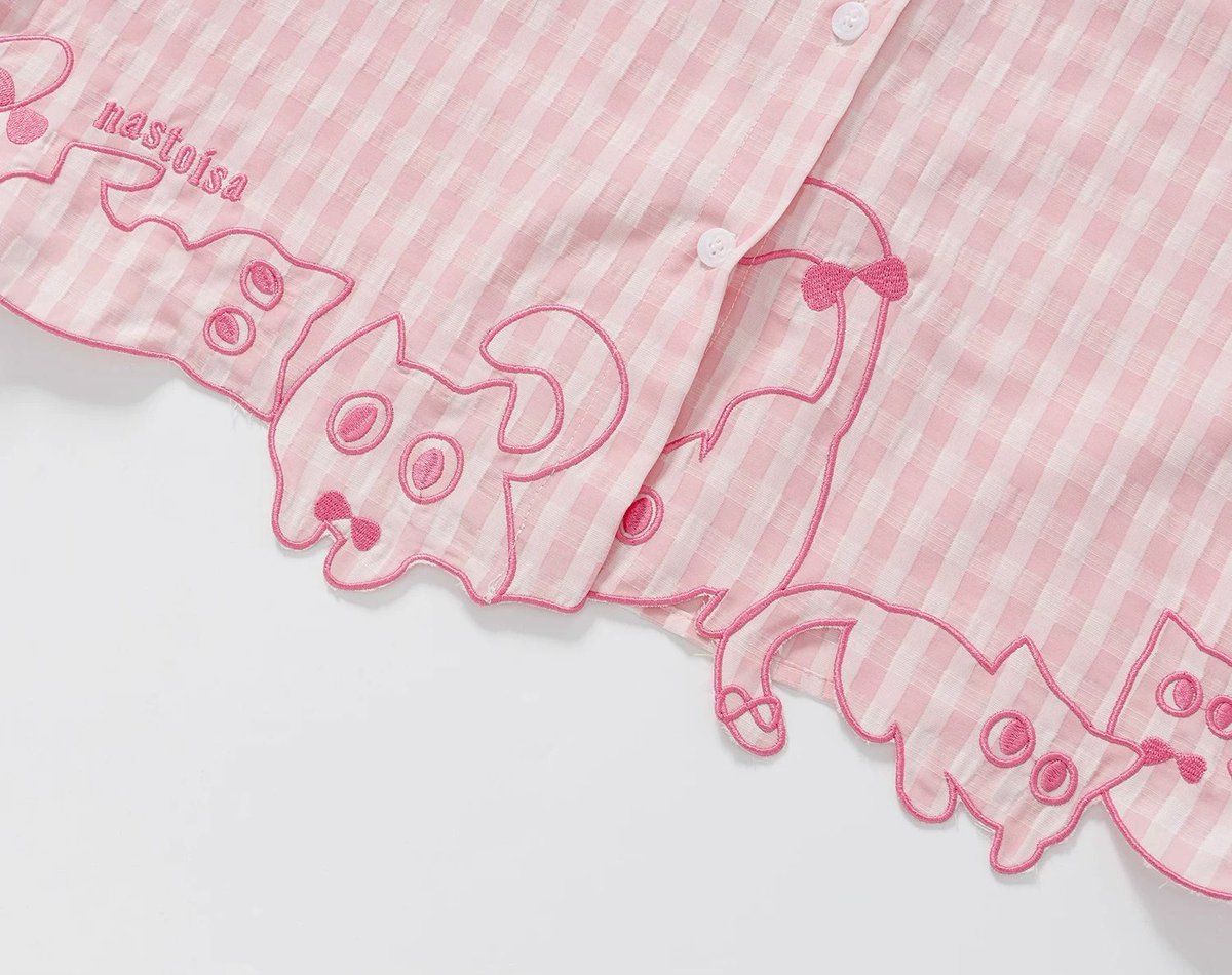 ManusxMachina's tweet photo. 子猫の刺繍チェックシャツ - Light Pink 
https://t.co/rFNwQAWVcb 
いたずら好きな子猫たちの姿を散りばめたチェック柄シャツ。裾には、尻尾を追いかけたり、のんびり寝転んだり、好奇心いっぱいに遊ぶ猫たちが刺繍のラインアートで描かれています。 https://t.co/NJR6livuIp