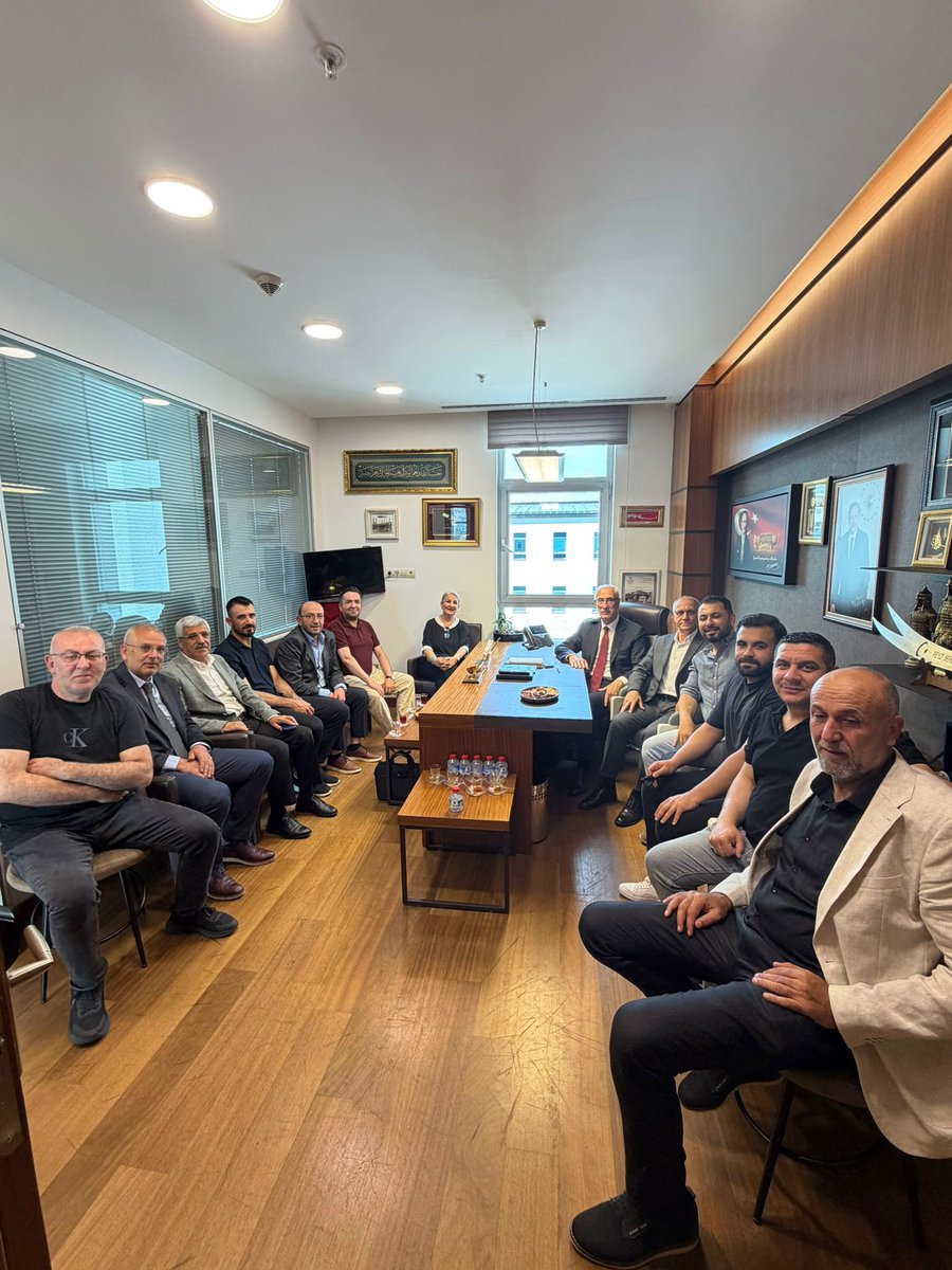 FeyziBerdibek1's tweet photo. 📍TBMM

Kıymetli hemşehrilerime nazik ziyaretleri için teşekkür eder, birlik ve beraberliğimizin daim olmasını dilerim. https://t.co/Sj7HH9tgIi