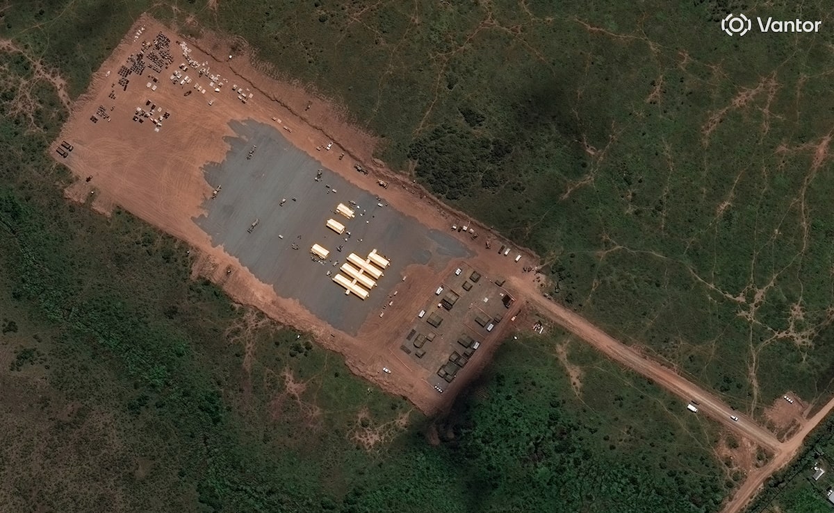 AfriMEOSINT's tweet photo. Vantor satellite imagery obtained by Reuters shows the U.S. government 🇺🇸  is moving ahead rapidly with setting up a 50-bed facility at the Kenyan airbase 🇰🇪 in Nanyuki to quarantine U.S. citizens who have been exposed to Ebola. https://t.co/hucXprf3BW