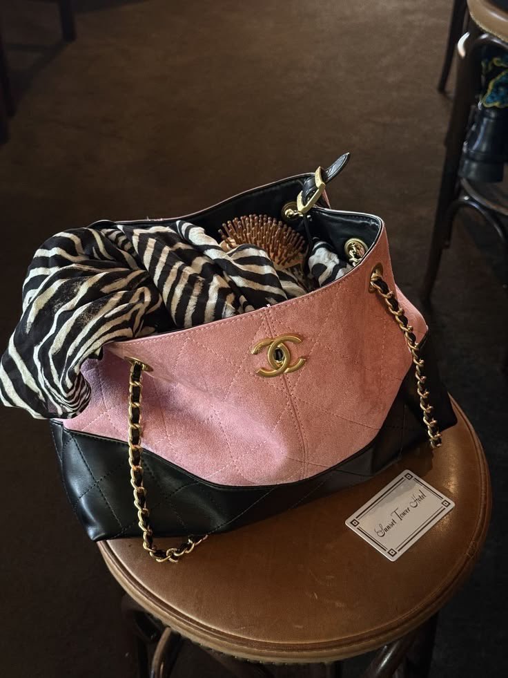 venusianruby's tweet photo. chanel in pink https://t.co/Huw7ue886m