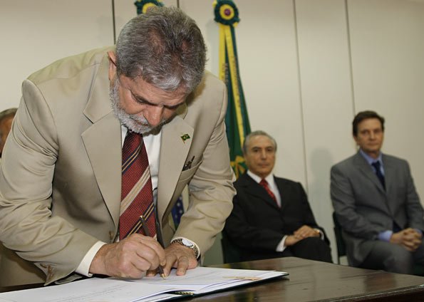 LulaoRei's tweet photo. Lula assina a Lei que instituição a Marcha pra Jesus, mesmo ele fazendo isso , Lula não mistura religião com política!
Por esse motivo o meu voto sera dele! https://t.co/PMwM4Fruk1