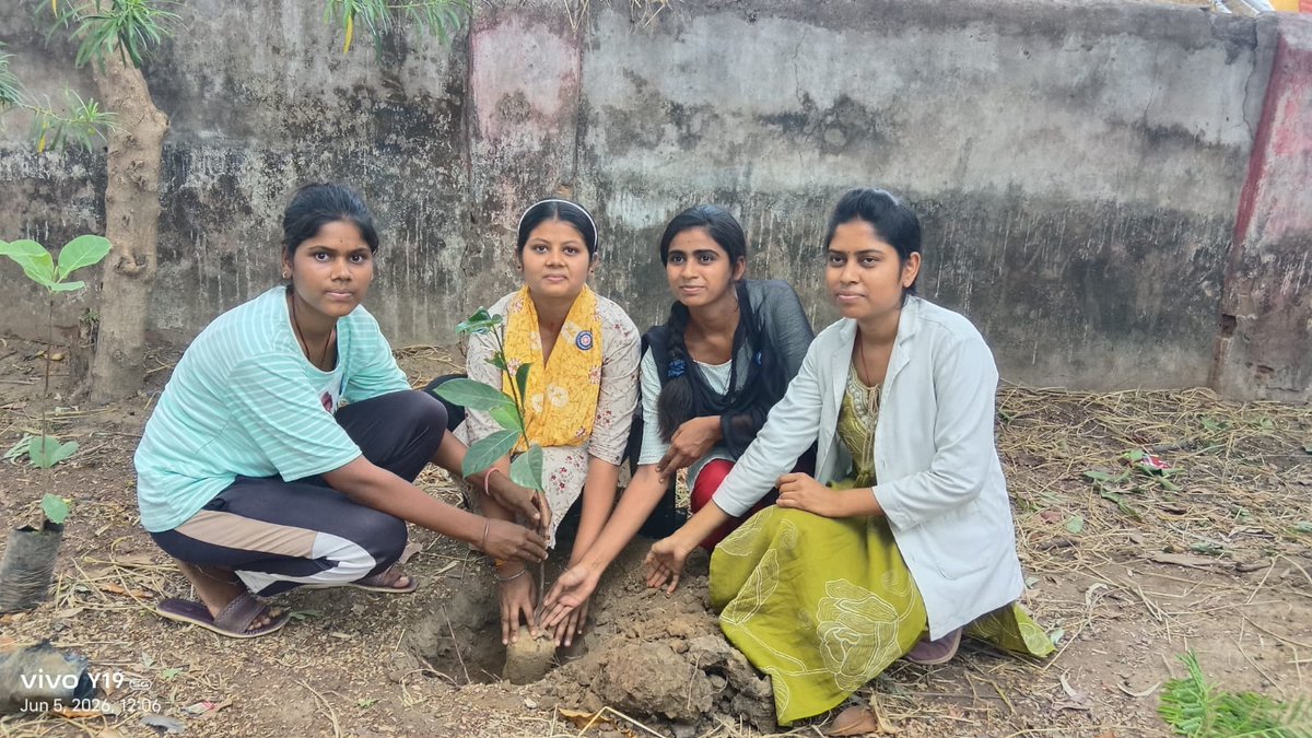 DBNSSPO's tweet photo. विश्व पर्यावरण दिवस के अवसर पर स्वयंसेवकों ने सांकेतिक वृक्षारोपण कर पर्यावरण संरक्षण का संदेश दिया। आगामी 01 से 07 जुलाई वन महोत्सव के अंतर्गत 500 से अधिक पौधों के रोपण एवं संरक्षण का संकल्प लिया गया।
@_NSSIndia 
@NSSRDBhopal 
@CGHigherEdu https://t.co/wGofKN78Qf