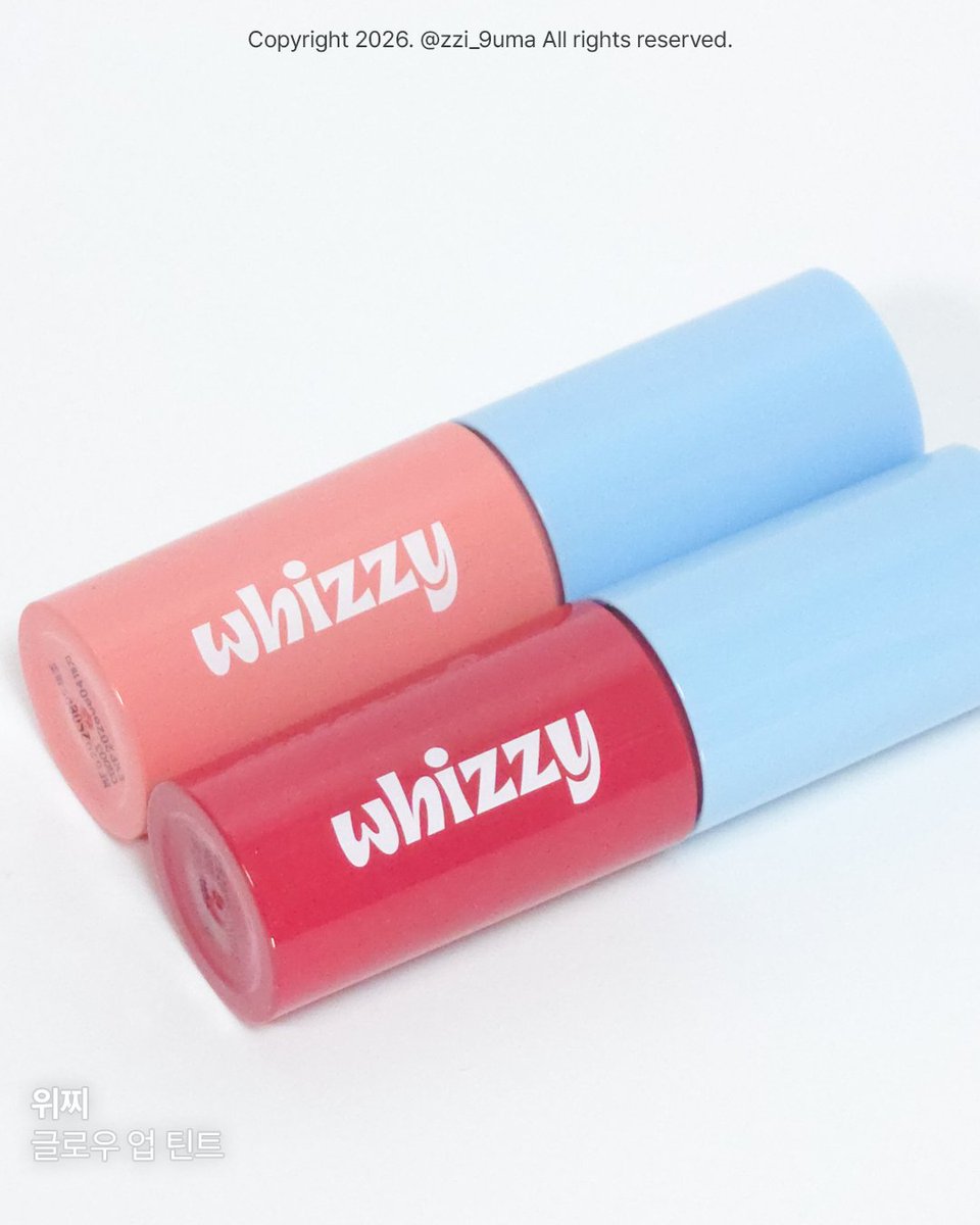 zzi_9uma's tweet photo. 제품제공] [이벤트당첨] @Whizzy_kr

위찌 틴트 2개나 제 품에 있어 소개합니다,,

소프트스포큰 - 베이스로 깔기 딱 좋은 부드러운 코랄 색감
사랑깅 이벤트 당첨으로 받음 🩷 @dear_loveis

루비크러시 - 처음엔 쨍한 루비로 발색되는데 시간 흐르면 약간 뮤트하게 남음! 떠기깅이 선물로 주심 🩷@tteogis