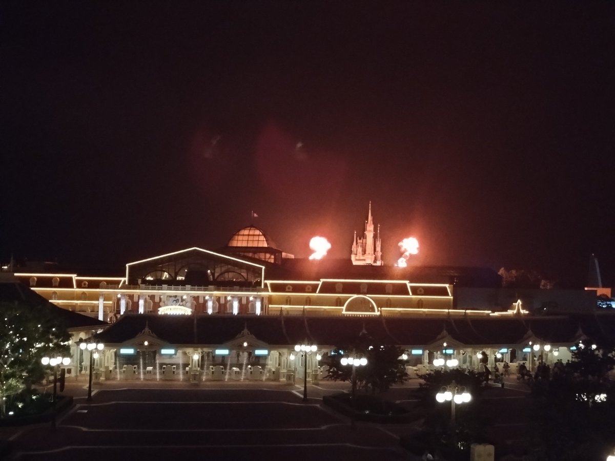 DisneyReort's tweet photo. Reach for the Stars

21:05　全パイロカットにて終演

フレイムキャノンは通常通り。

予報では北東3mの風のため、20:25からのスカイ・フル・オブ・カラーズは無事に公演されたのですが、20:45からのReach for the Starsのパイロはカットとなりました。

#TDR_now
#TDR__now https://t.co/S2HVYuXWel