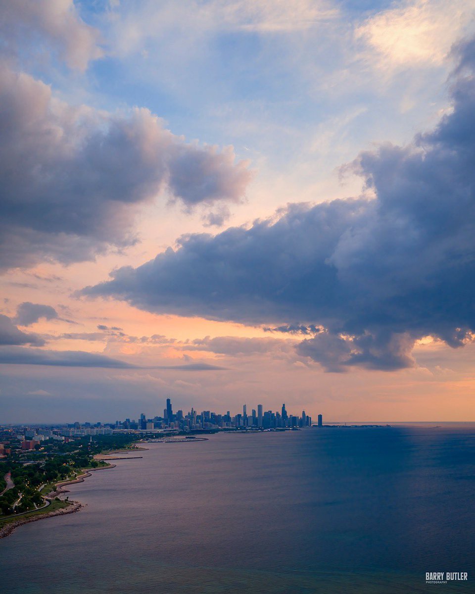 barrybutler9's tweet photo. Finally Friday. Today's start along the Chicago Lake Michigan shoreline. https://t.co/i1cOMjkTdL