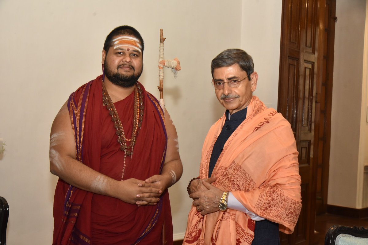 VSSPOfficial's tweet photo. With divine grace, Sri Sri Sri Swatmanandendra Saraswathi Swamiji, Uttaradhikari of Visakha Sri Sarada Peetham, met Shri R. N. Ravi, Governor of West Bengal, at Lok Bhawan, fostering a meaningful dialogue on spirituality, culture, service, and dharma.

#rnravi #vssp #westbengal https://t.co/VLkcMcueir