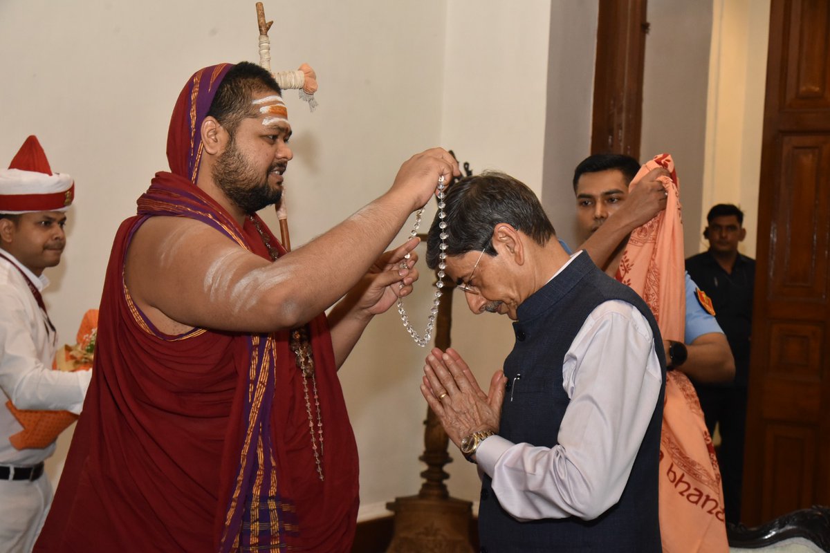 VSSPOfficial's tweet photo. With divine grace, Sri Sri Sri Swatmanandendra Saraswathi Swamiji, Uttaradhikari of Visakha Sri Sarada Peetham, met Shri R. N. Ravi, Governor of West Bengal, at Lok Bhawan, fostering a meaningful dialogue on spirituality, culture, service, and dharma.

#rnravi #vssp #westbengal https://t.co/VLkcMcueir
