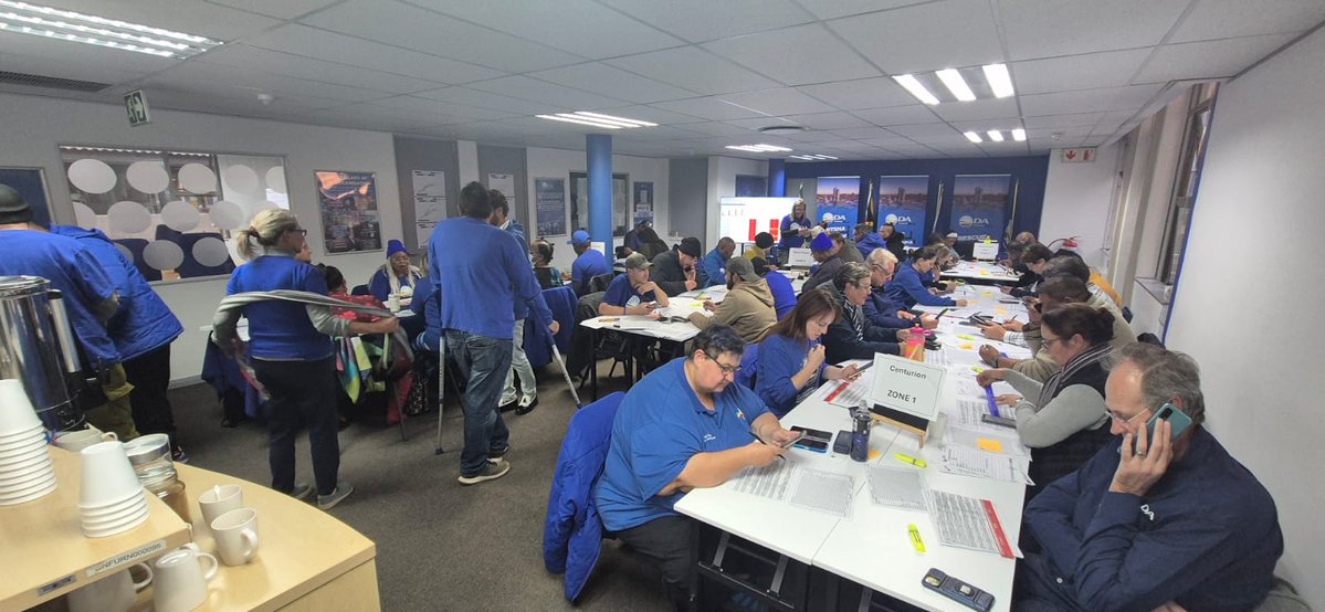 MyLeaderNicole's tweet photo. Crunching the numbers, working late into the evening to get those valuable new registrations and re-registrations. 

35000 ppl not registered in #Centurion. And about 40% of voters registered incorrectly!

#Tshwane can be DA! It's just up to 🫵🏽 to take the step to register &amp; VOTE https://t.co/YP5ytDt8aH