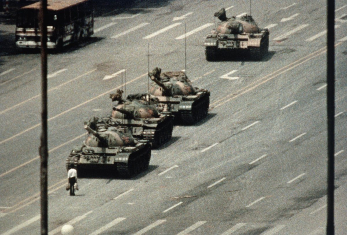 L_ThinkTank's tweet photo. [ 🇨🇳 CHINE ]

🔸 Il y a 37 ans jour pour jour, le 5 juin 1989, un homme seul se dressait face à une colonne de chars près de la place Tiananmen à Pékin. https://t.co/Ys1UX6qfEb
