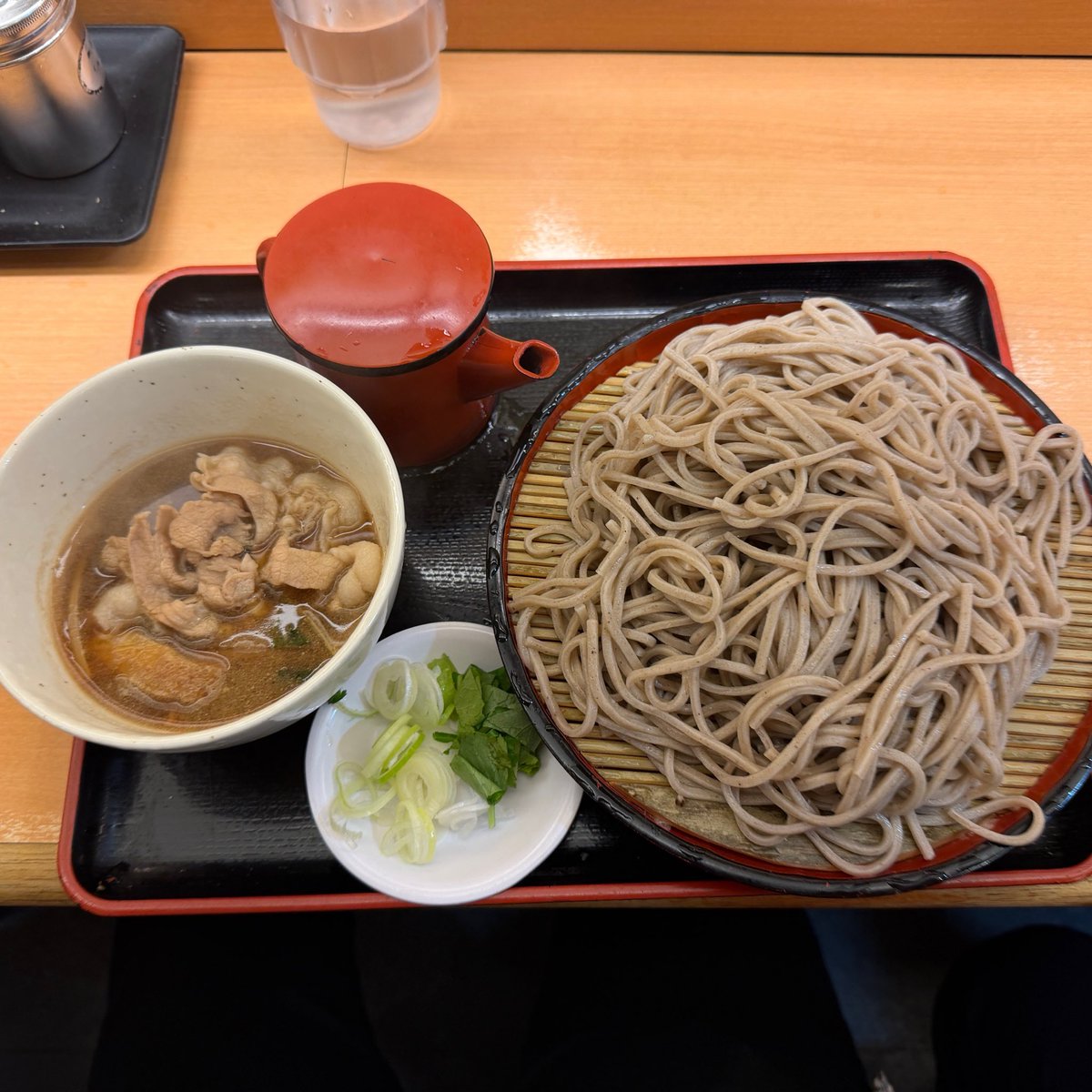 elmar35's tweet photo. 肉汁せいろそば(大盛り)
かのや　新宿西口
ランチでいただきました
例によって汁に通す前に蕎麦には七味を振ってキリッとした刺激を加えてから啜ります
蕎麦湯まで楽しめるお得な一杯
ごっさんでした‼️
#路麺　#立ち食いそば https://t.co/7bfdj9R0Dg