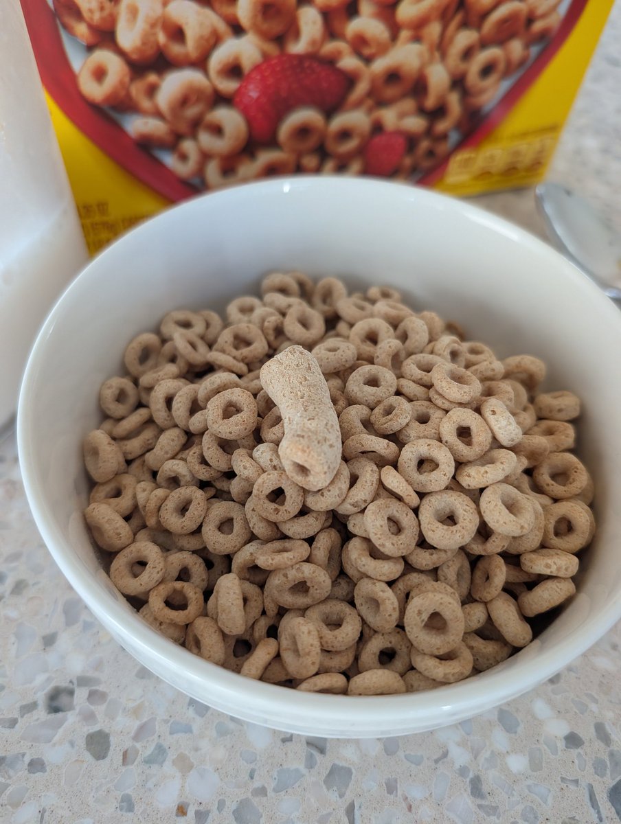 Josh_Kristoff's tweet photo. Never have I ever in forty years of eating @cheerios seen this. https://t.co/CIvCQFvWNr