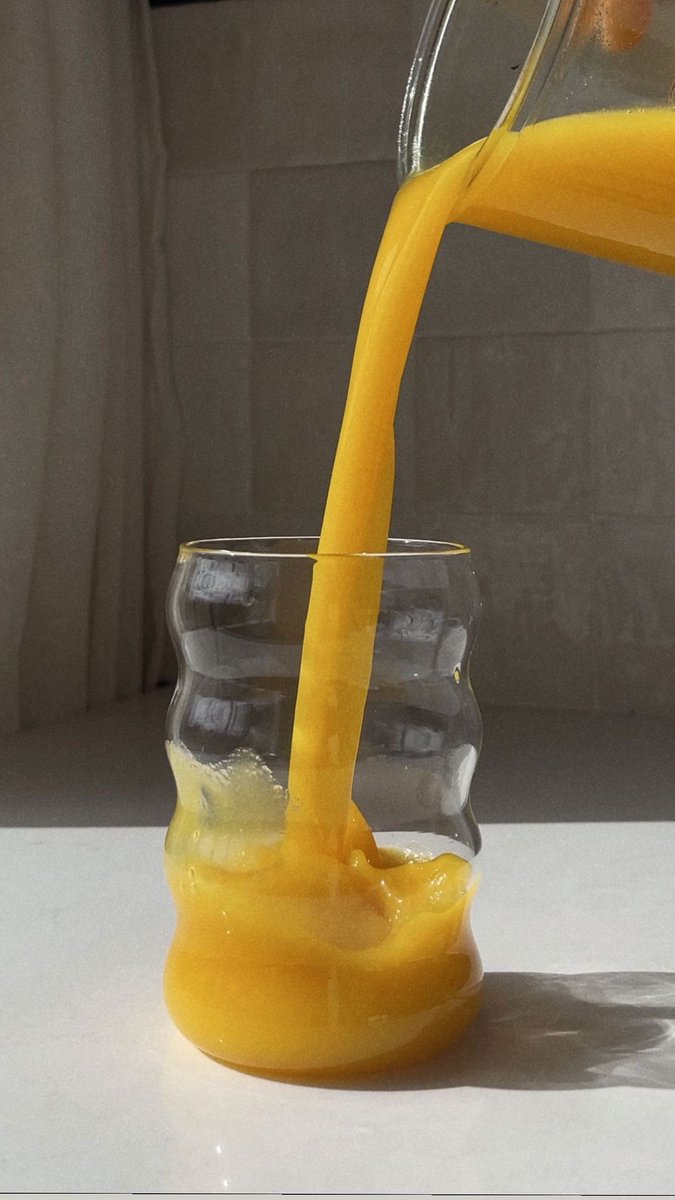 MetabolicMikeM's tweet photo. Orange juicemaxxing

> Fast glucose + fructose for liver glycogen
> Loaded with potassium
> Vitamin C lowers stress hormones
> Easy carbs that don't bloat
> Supports thyroid and metabolic rate
> Magnesium and B vitamins for energy
> Anti-inflammatory bioflavonoids https://t.co/RuifykvPZ4