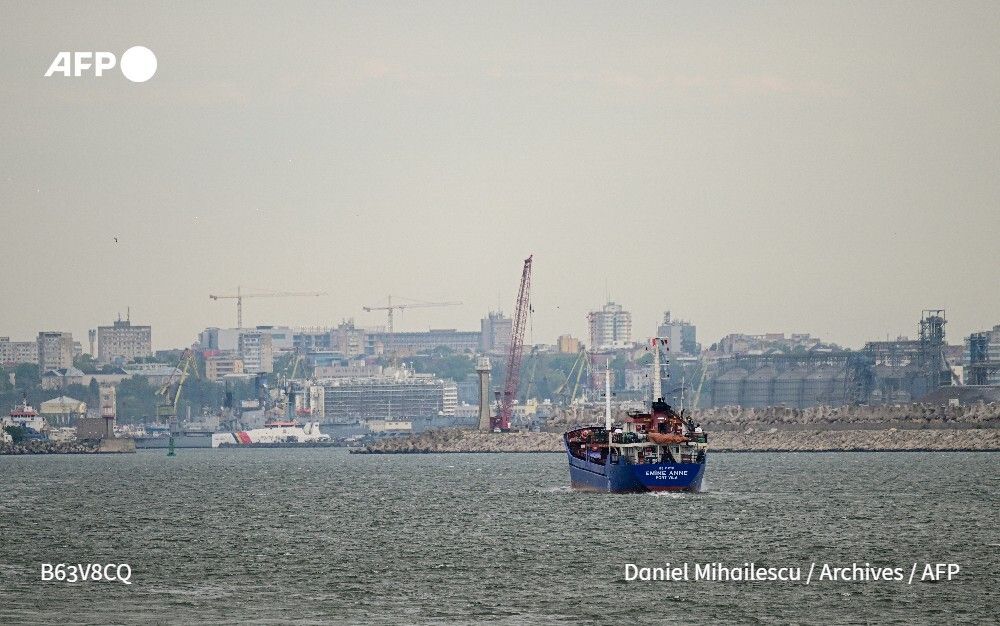 afpfr's tweet photo. 🇺🇦 🇷🇺 L'Ukraine a admis vendredi que le drone maritime qui a explosé dans la matinée dans le port roumain de Constanta, sur la mer Noire, était le sien, affirmant qu'elle en a "perdu le contrôle" en raison du brouillage électronique russe. https://t.co/TDItvUQ0Px