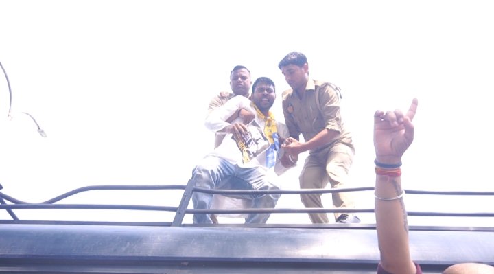 SanjayAzadSln's tweet photo. उत्तर प्रदेश में लगातार हो रही अघोषित 'बिजली कटौती' के खिलाफ राजधानी लखनऊ में जिला अध्यक्षा इरम रिजवी के नेतृत्व में विरोध प्रदर्शन कर रहे AAP कार्यकर्ताओं एवं पदाधिकारियों को योगी की तानाशाह पुलिस ने किया गिरफ्तार।

इस दौरान निवर्तमान प्रदेश महासचिव दिनेश सिंह पटेल, व्यापार प्रकोष्ठ प्रदेश अध्यक्ष मनोज मिश्रा, ऑटो विंग प्रदेश अध्यक्ष प्रितपाल सिंह सलूजा, बुद्धजीवी प्रकोष्ठ प्रदेश अध्यक्ष बी एन खरे, प्रांतीय उपाध्यक्ष अभिषेक सिंह, अल्पसंख्यक प्रकोष्ठ प्रदेश महासचिव नूर सिद्दीकी, ASAP प्रदेश महासचिव अनित रावत, जिला महासचिव ज्ञान सिंह कुशवाहा, पीके बाजपेई सहित सैकड़ों साथियों को योगी पुलिस ने गिरफ्तार किया।

बिजली कटौती से मचा हाहाकार,
नींद से जागो निकम्मी बीजेपी सरकार।
