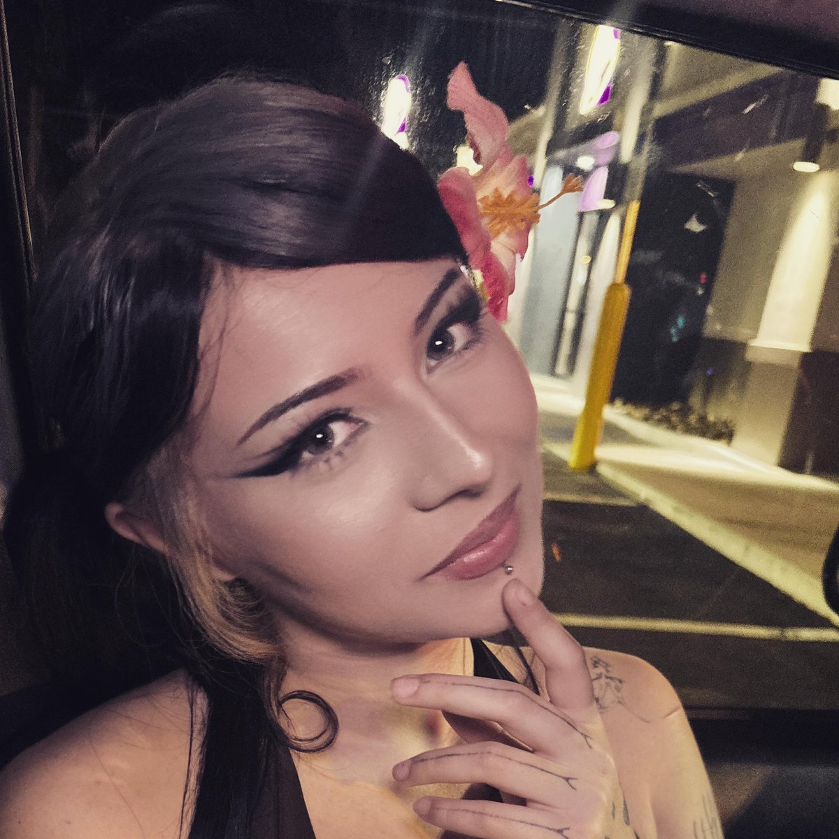 trollettee's tweet photo. i can’t tell if i like these photos or not https://t.co/jotohaEM2a