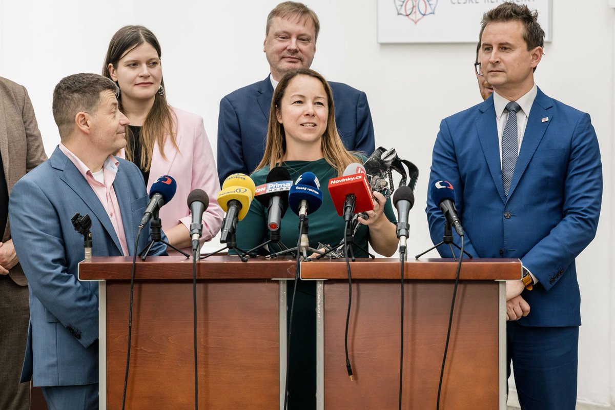 snemovna's tweet photo. Charitativní závod na handbike trenažéru vyhrál poslanecký klub Starostové a nezávislí. Výtěžek ze startovného podpoří Agátu, která se od narození potýká s následky mozkové obrny.
➡️https://t.co/Cesaqd8jhH https://t.co/NBjhnbVPzG