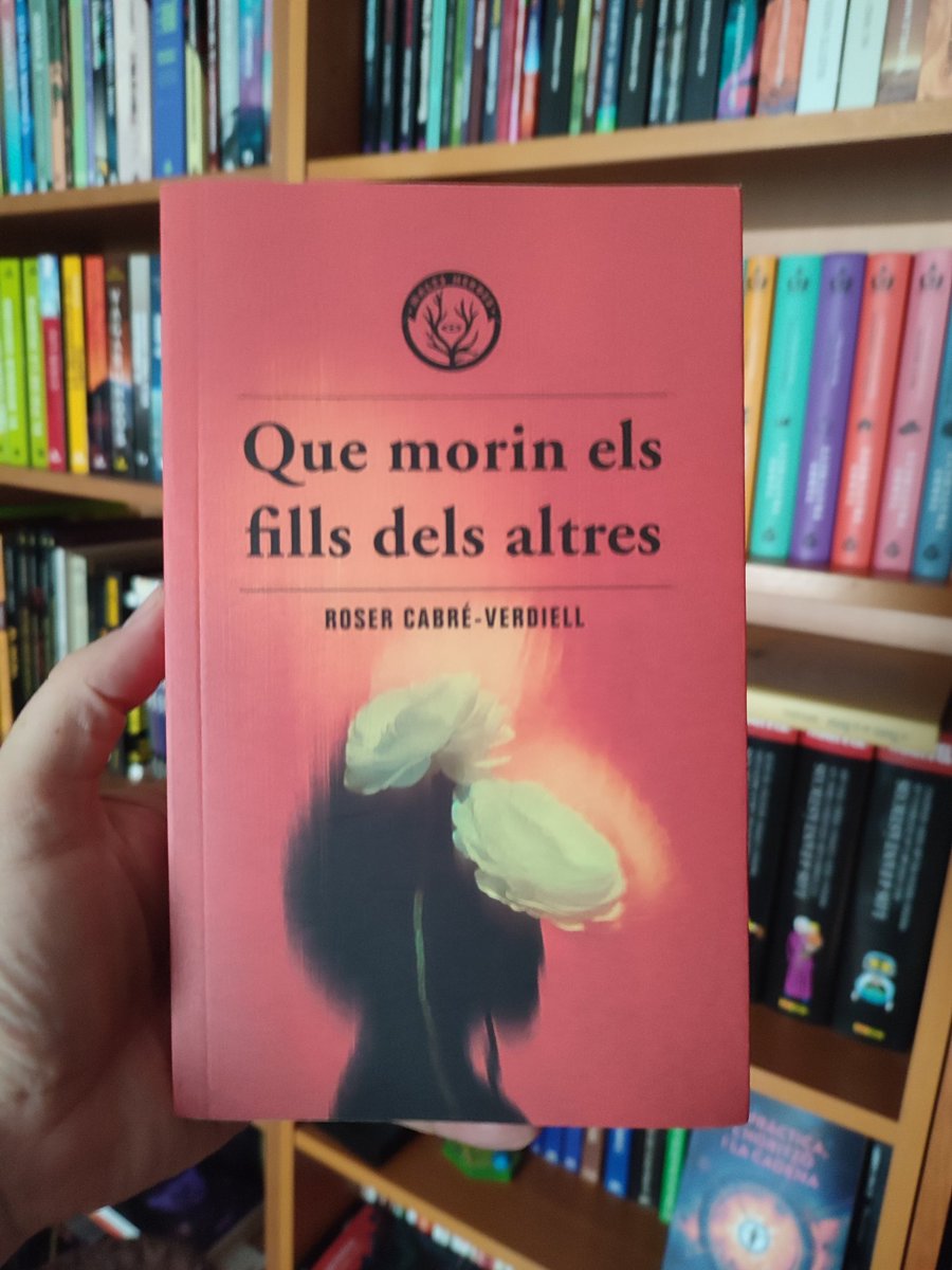 eloikraken's tweet photo. Acabada 'Que morin els fills dels altres' de la gran @RoserCabre, publicat per @LesMalesHerbes

Potser una de les autores amb la prosa més aclaparadora de l'actual literatura catalana.

Si AIOUA em va costar ressenyar, no vull ni pensar com m'ho faré amb aquesta! Recomenadíssima. https://t.co/2qiALQkQik