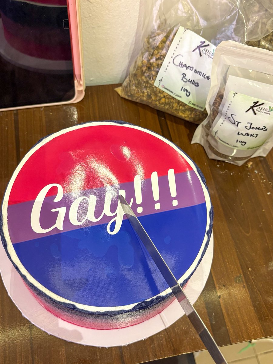 dojarabbit_'s tweet photo. My bf surprised me with this cake and I’ve been cackling since 😭😭😭

Happy Pride bisexuals! https://t.co/3YQDDGFLig