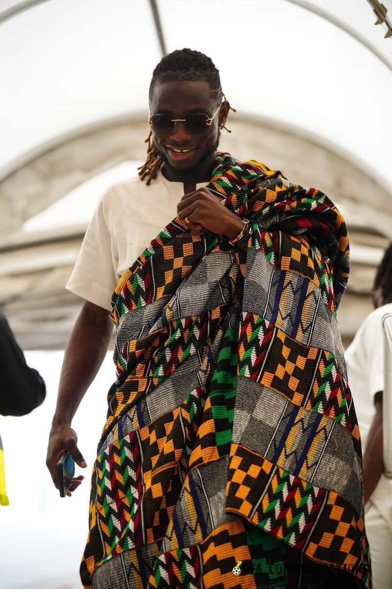 h3rv3ikee's tweet photo. Pourquoi les équipes africaines n’arrivent-elles pas à la Coupe du monde en tenue traditionnelle comme à la CAN ?  🇨🇮🇹🇳🇸🇳🇨🇩🇩🇿🇬🇭🇿🇦🇲🇦🇪🇬🇨🇻 ⚽️ https://t.co/IU75a5UgAR