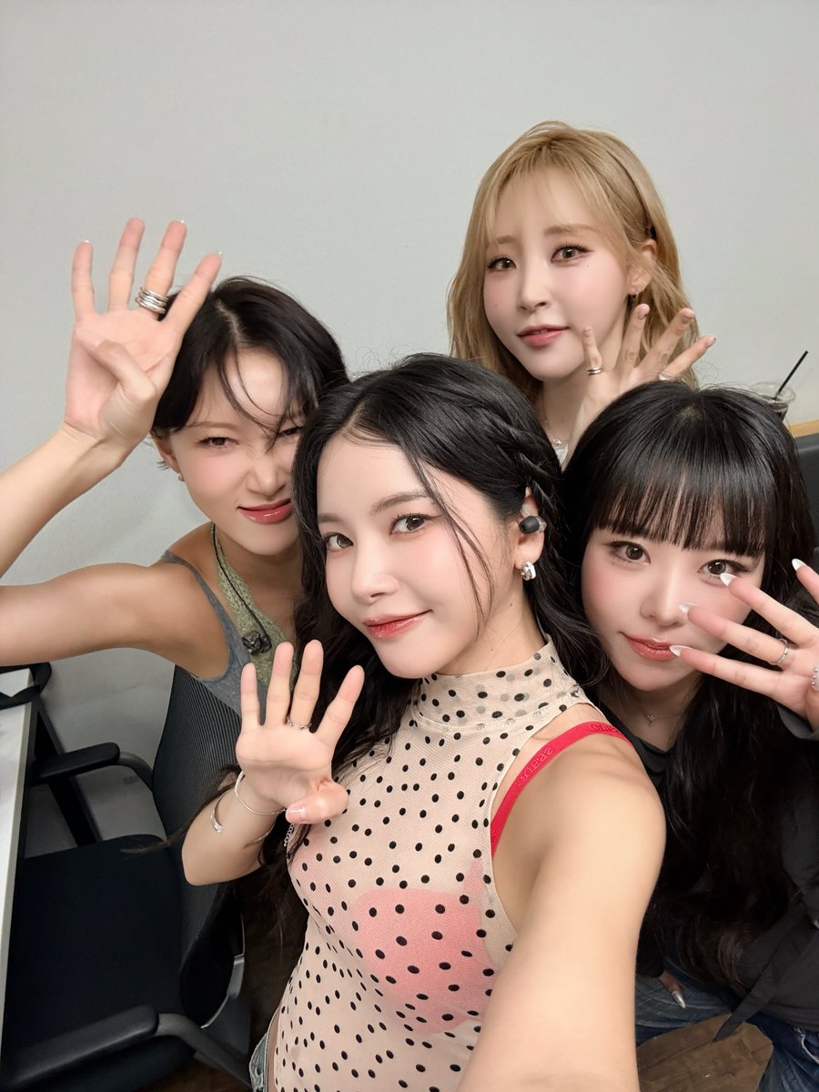 MamamooCharts's tweet photo. 마마무 (MAMAMOO) is currently trending at #6 on MelOn Realtime search!

*'4 Flowers' debut stage on Music Bank and it's Live performance dropped today.

#4Flowers #MAMAMOO_4Flowers
#4WARD #마마무 @RBW_MAMAMOO https://t.co/jYVWFQTJBI