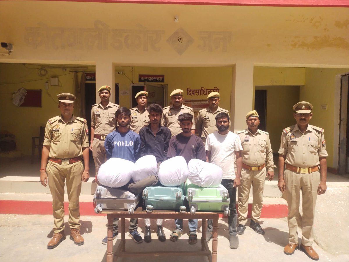 pushpen52564506's tweet photo. जालौन पुलिस ने गांजा तस्कर गिरोह का किया भंडाफोड़ तस्करों से 24 किलो 715 ग्राम गांजा बरामद उरई सर्किल की डकोर पुलिस ने चेकिंग के दौरान दबोचने में पाई सफलता प्रेस नोट बयां करता आवकारी विभाग की सक्रियता@upgovt @nitinagarwal_n @upexcise @chiefSecyUP
@infodeptup @uppolice @dmJalaun https://t.co/HEHQ9KDvUz