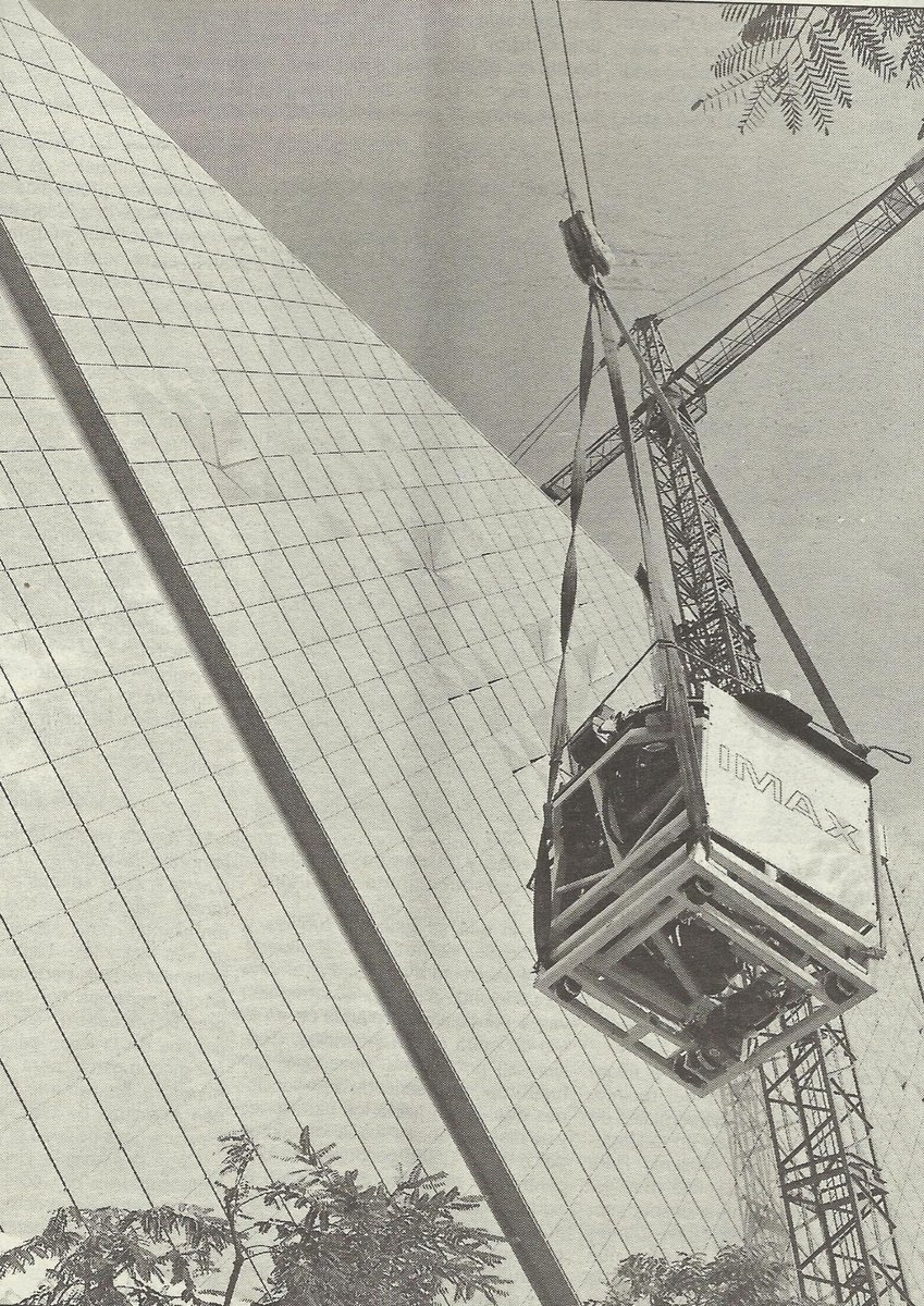 santi_yo's tweet photo. @ALLIN45 @BrioEnfurecida Como curiosidad retorcida, la primera sala IMAX de España estuvo en Sevilla, hace 34 años, en el Cine Omnimax de la Expo 92. https://t.co/eBNACx5AHm