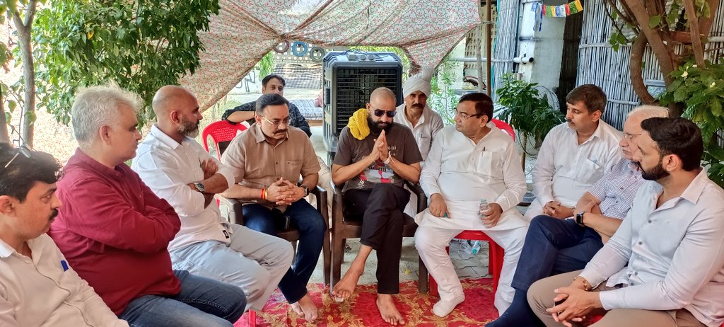 DrSushilKrGupta's tweet photo. आज भैंसरू कलां, रोहतक में नवीन जयहिंद जी के पूजनीय पिता श्री धर्म प्रकाश जी के निधन पर उनके निवास स्थान पहुंचकर शोक संवेदनाएं व्यक्त कीं तथा दिवंगत आत्मा को श्रद्धांजलि अर्पित की।

ईश्वर से प्रार्थना है कि दिवंगत पुण्यात्मा को अपने श्रीचरणों में स्थान दें तथा परिवारजनों को इस अपूरणीय क्षति को सहन करने की शक्ति प्रदान करें।

ॐ शांति। 🙏

@NaveenJaihind #Shradhanjali #OmShanti #Rohtak #BhainsruKalan