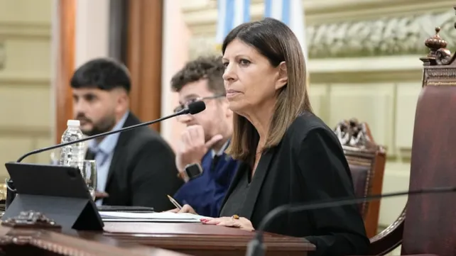 LT8am830's tweet photo. #ElPrimero
Fiscal Ballari, suspendida por su labor en la causa por femicidio de la enfermera Oggero
"Para diputados y senadores, la Justicia debe llegar pronto y tener un rol de defensa y la fiscal no lo cumpliò"
@ClaraGarcia_SF 
Vía @maxiklan
https://t.co/cZRiECuFxl https://t.co/PqAfySoL6b
