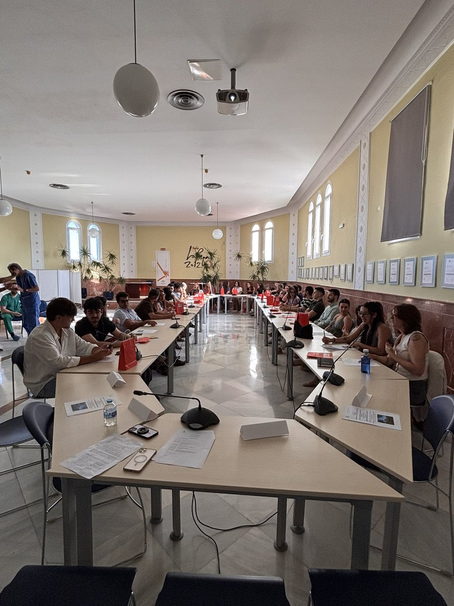 HosPuertoReal's tweet photo. Bienvenidos/as los 53 nuevos residentes del Hospital Universitario de Puerto Real-La Janda 🏥💙

Desde hoy ya forman parte de nuestra gran familia sanitaria.

#HUPR #PuertoRealLaJanda #Residentes https://t.co/8imnd28JaS