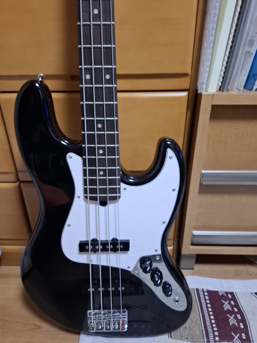 grenny_bye3's tweet photo. ん10年ぶりにベース弾いたら指が動かなすぎた😭YouTube登録者数300人まであと50人❗達成したいので応援お願いします🙇‍♂️⤵️ https://t.co/kJj2vaonTY