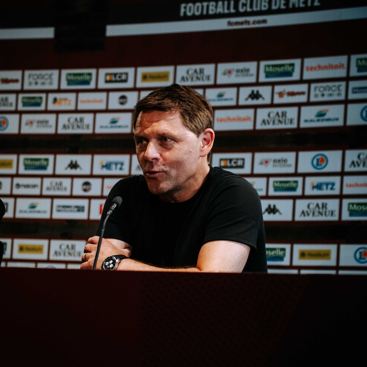 FCMetz's tweet photo. 🎙️ Les premiers mots de 𝗟𝘂𝗰 𝗛𝗼𝗹𝘁𝘇 face aux médias

« Nous allons tout mettre en place pour faire remonter le club le plus vite possible parmi l’élite nationale. » 💬 https://t.co/skjKcPE8AA