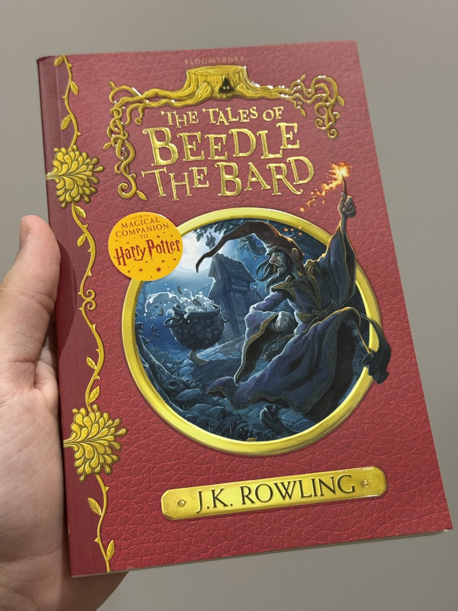 i_darkling's tweet photo. انهيت The Tales of Beedle the Bard ✅
وهو كتاب قصير يحمل 5 قصص قصيرة في العالم السحري لـ"هاري بوتر" وهي كالتالي:

1- الساحر والقِدر القافز
2- نافورة الحظ السعيد
3- قلب الساحر المُشعِر
4- بابيتي رابيتي وجذعها الضاحك
5- قصة الإخوة الثلاث (قد سمعنا هذي القصة في الكتب الأساسية وتعتبر اجملهم)

الكتاب يحمل تقريبا 120 صفحة، لكنه ممتع صراحة وفيه بعض الرسومات الجميلة ويستحق القراءة لمن يحب عالم هاري بوتر ويشتاق له -زي ما صار معي- 😁

5/⭐️⭐️⭐️⭐️