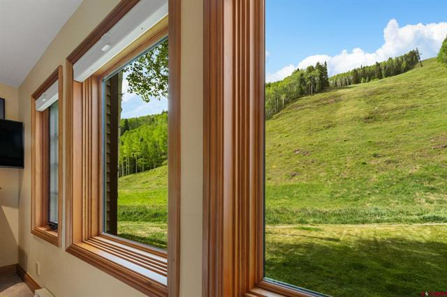 todd_realty's tweet photo. I love the looks of this Etta Place condo-right by the Gondola Station in downtown Telluride--price per square foot is remarkably low.  Better move on it fast!
1.8M
View Listings https://t.co/BLlyqp2Wcx