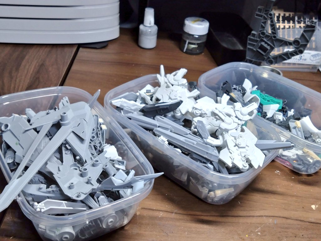 topcoatheta's tweet photo. アリュゼウス　
掘り直し、分解終わりー！あと表面処理して塗装へ
MG2体分くらいあるぞこれ https://t.co/Yahcs1utft