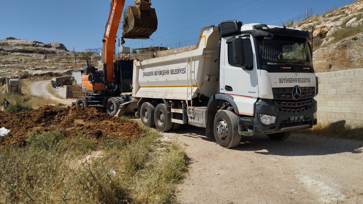 SBBBCEVREKORUMA's tweet photo. Ş.B.B. Çevre Koruma ve Kontrol Daire Başkanlığı olarak ekiplerimizce merkez derelerimizde ve  gübre atıklarından oluşan olumsuzluklar ve görüntü kirliliğini önlemek amacıyla temizlik çalışmalarımız devam ediyor. @sanliurfabld 
@MithatCanKutluc @halilaldeniz_ @aytekin_ey41318 https://t.co/I7R7AKbvtP