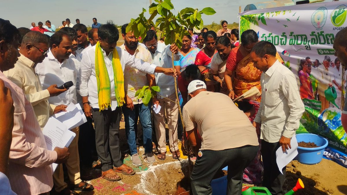 PulivendulaMpl's tweet photo. Municipal Commissioner Shri C. Munikumar Garu, and municipal staff participated in the programme. Saplings were planted and an environmental protection pledge was taken to promote a greener and cleaner Pulivendula.
#WED2026 #SwachhaBharath  
#Swachhaadat #Womenledsanitation https://t.co/lFSI1MWaGc
