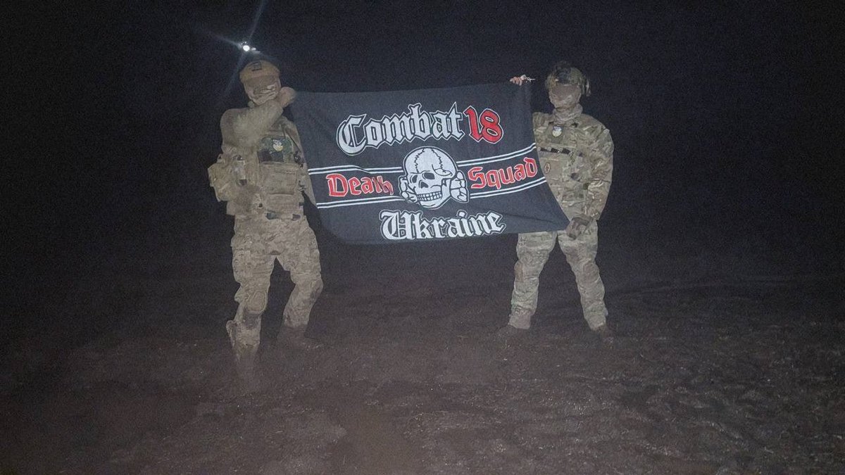 ch_mitsch's tweet photo. #GegendasVergessen - Verteidiger der westlichen Werte 

C18 Ukraine bezieht sich auf die ukrainische Präsenz oder lokale Zellen der internationalen neonazistischen Terrororganisation Combat 18 (C18). Combat 18 (C18) ist ein gut dokumentiertes internationales neonazistisches Terroristennetzwerk, das 1992 in Großbritannien gegründet wurde und für seine gewalttätige Akzelerationismus-Ideologie, die Verherrlichung Adolf Hitlers (die "18" bezieht sich auf seine Initialen) und seine "führerlose Widerstandsstruktur" autonomer Zellen bekannt ist. Es wurde von Ländern wie Kanada und Deutschland als terroristische Organisation eingestuft.

*Ich distanziere mich von der gezeigten Ideologie.