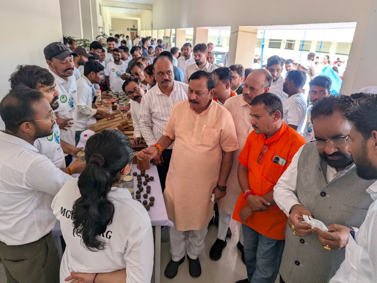 vermajiofficial's tweet photo. इस अवसर पर अन्य अतिथिगण, भाजपा पदाधिकारी, जनप्रतिनिधिगण, विश्वविद्यालय परिवार के सभी सदस्य, कार्यकर्ता साथी एवं गणमान्यजन प्रमुख रुप से बड़ी संख्या में उपस्थित थे। https://t.co/W8gtFBJVvp