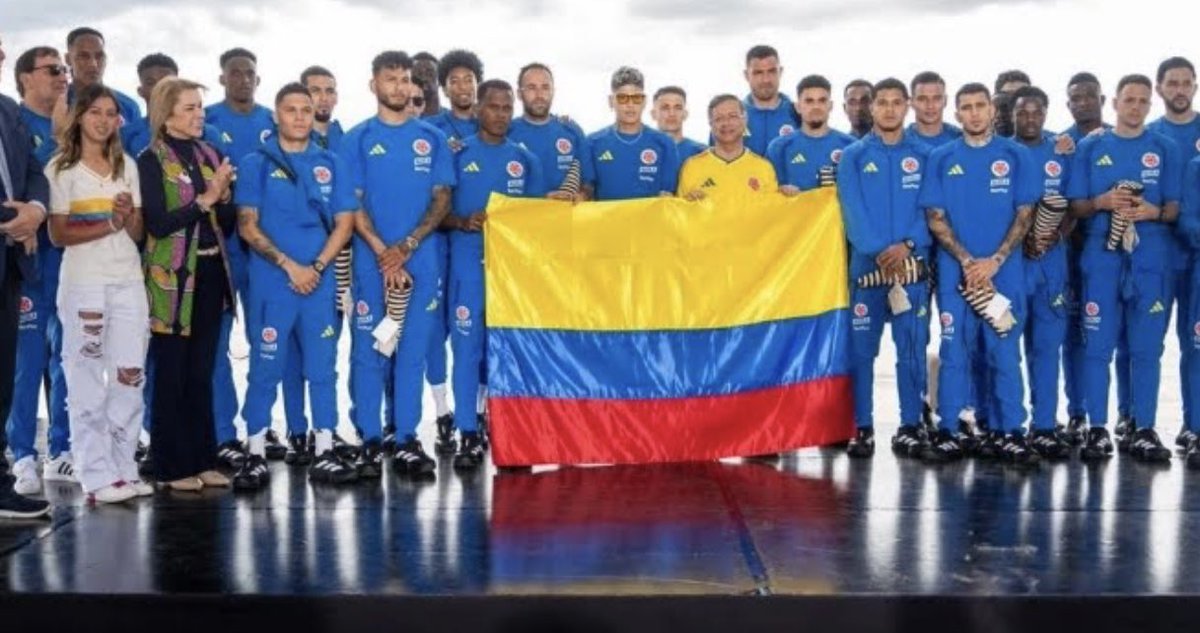 HugoSalasT's tweet photo. Uno esperaba un: ¡Muchachos, vamos por esa copa, Colombia cree en ustedes!” 🇨🇴⚽
Y terminó recibiendo una TED Talk existencial sobre vida, la conciencia colectiva y el universo interior del balón. 😂

Los jugadores van para el Mundial, no para el grado de filosofía contemporánea https://t.co/zZqjiatKyP