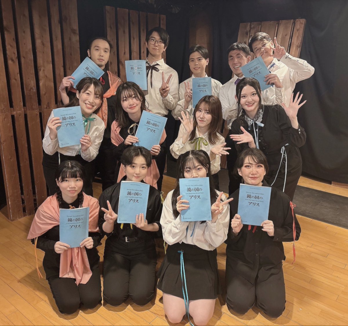 airidesu9's tweet photo. 【一足先に千秋楽✨️】

#鏡の国のアリス

鏡の国に無事
迷い込めたようです🃏

初めましての方から
台本購入特典で
サインを求められ
嬉しい仲田☺️
差入れも感謝✨️

改めて皆さんの声が
力になります

共演者の方々も
ありがとうございました🍀

カエル🐸
ヒツジ🐑
ヒナギク達、乗客

#レリバンス https://t.co/q73NMCDezi